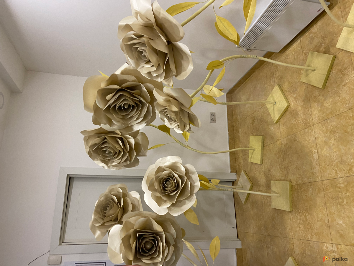 Возьмите Ростовая роза из дизайнерской бумаги цвета шампань напрокат (Фото 2) в Москве