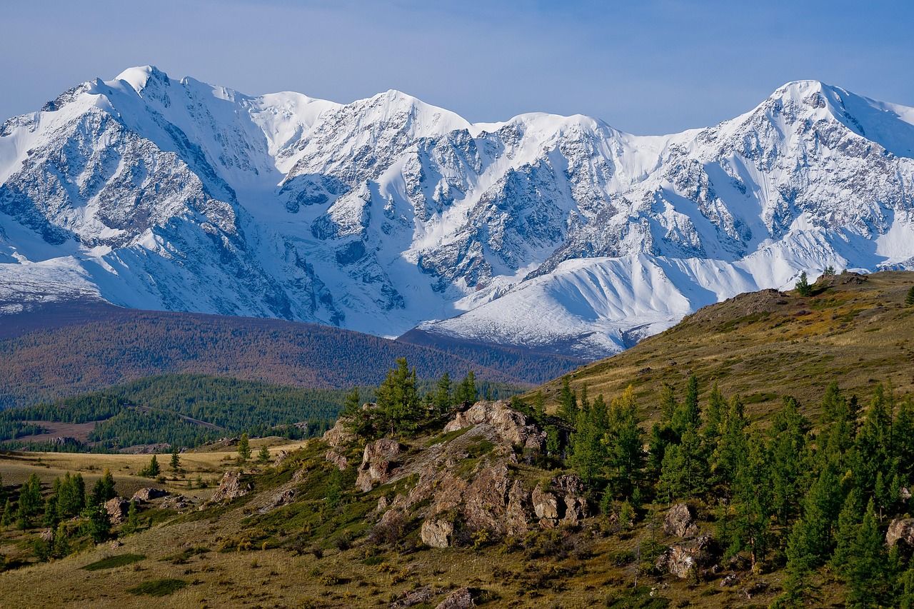 Осенний пейзаж Алтая со снежными вершинами