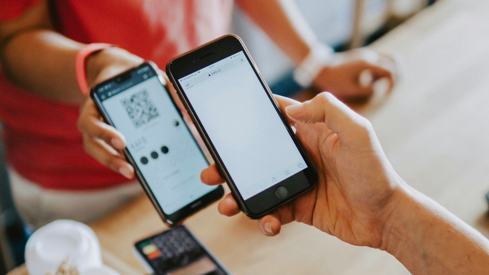 Использование QR-кода на смартфоне — иллюстративное фото