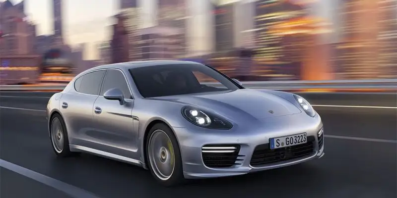 Porsche отзывает более 2000 авто в России для срочного ремонта! Узнайте, почему!