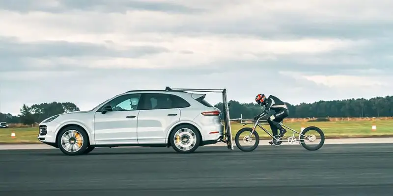 Велосипедист установил новый рекорд скорости 240 км/ч за Porsche Cayenne!