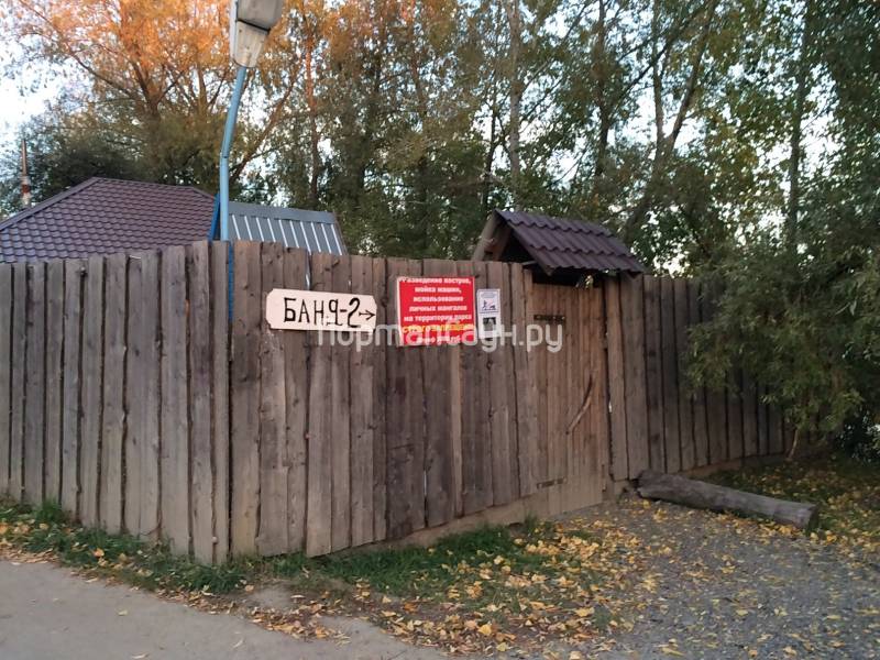 Хвастается своим телом в жаркой сауне