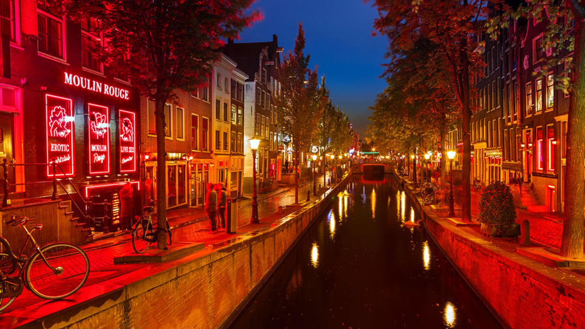 Новость по теме: "В Амстердаме закрывают «квартал красных фонарей»...