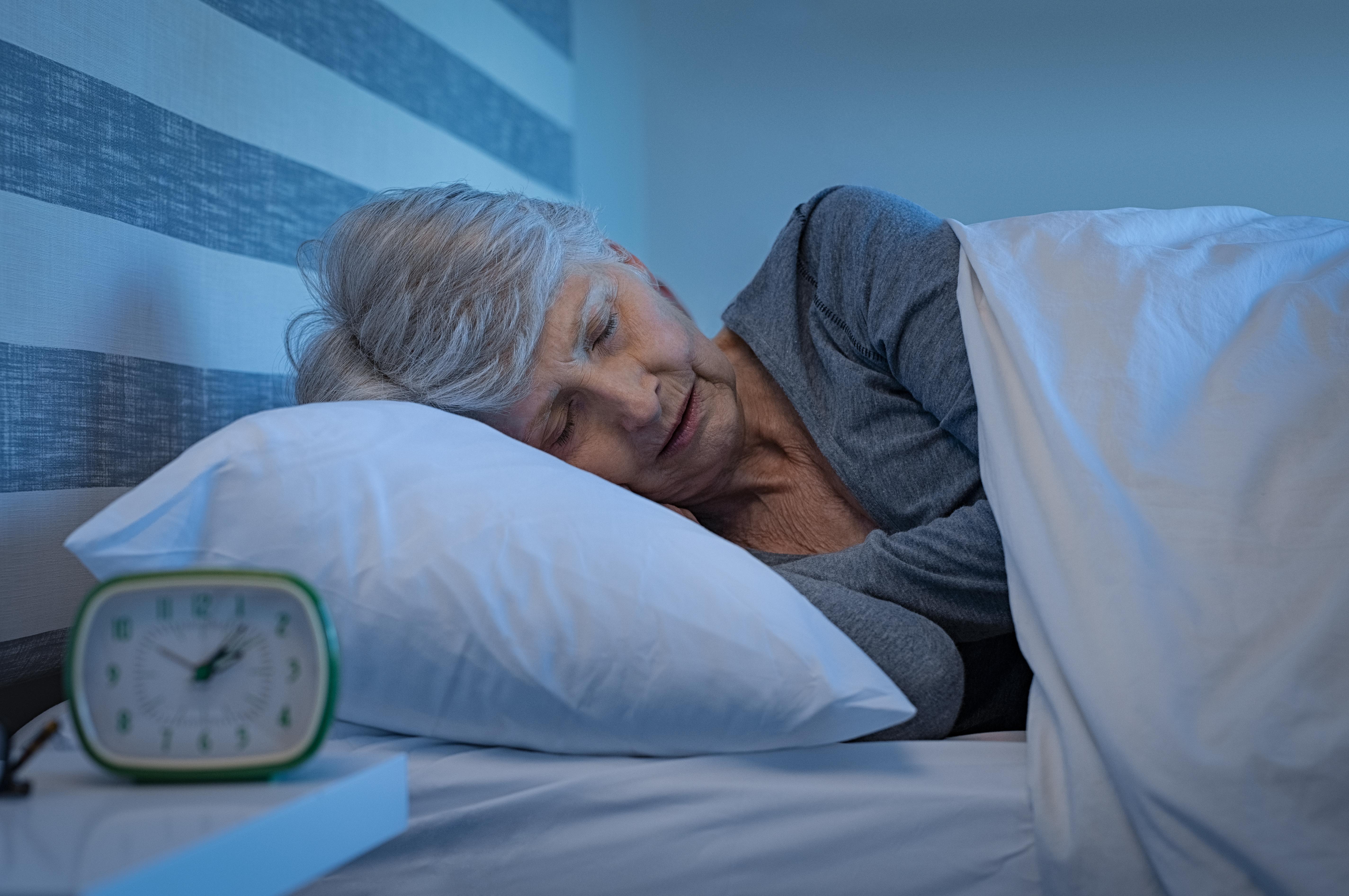 Пожилые мало спят. Сон пожилых людей. Нарушение сна. Сон в пожилом возрасте. Бессонница у пожилых.