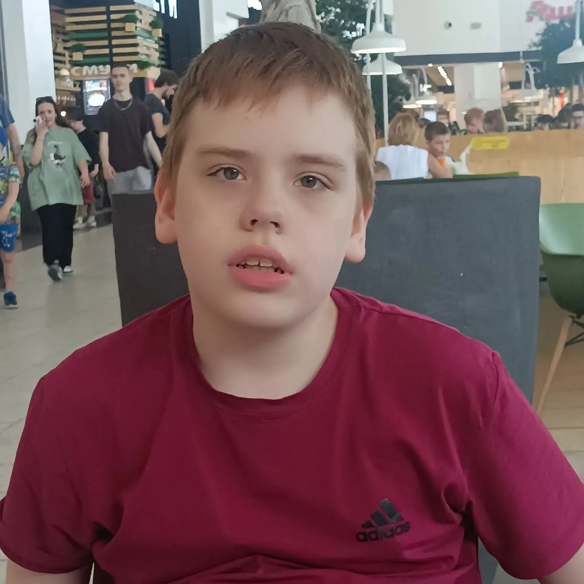 Семья Егора и Жени воспитывают Никиту, 13 лет, на инвалидности. Для учебы сына нужны монитор, МФУ, стул и одежда. В семье тяжелое финансовое положение.