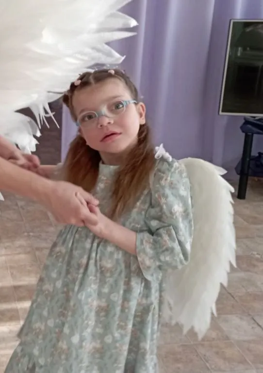 Семья Алексея и Екатерины воспитывает дочь Дарью, страдающую генетическим заболеванием. Им необходима стиральная машина, микроволновка и смесь для диеты Дарьи.