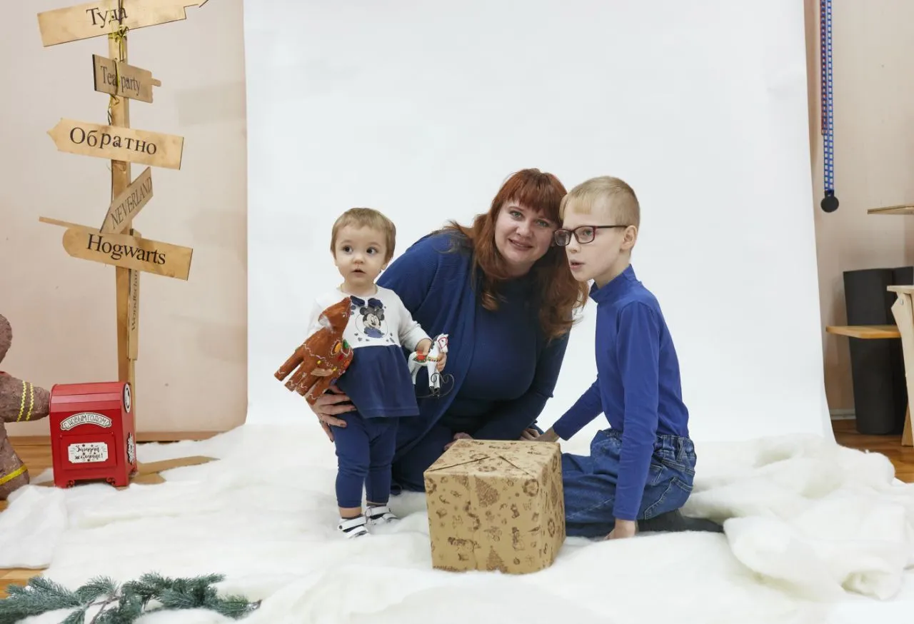 Анна одна воспитывает двоих детей: 12-летнего Диму и маленькую Ирину, которой полтора года. Сейчас им очень нужна специальная кровать с матрасом для Димы.