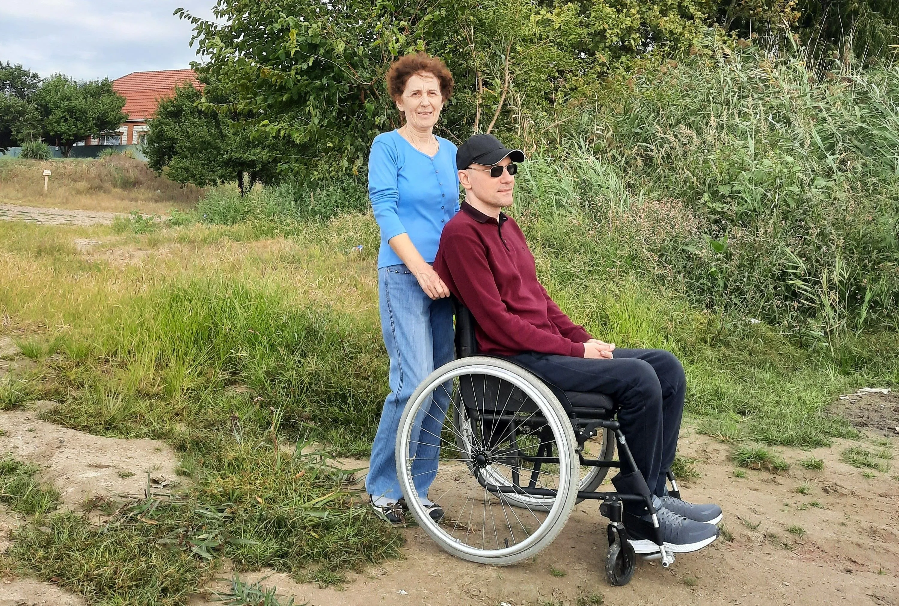 Максим и его мама живут вдвоем. Из-за серьезной травмы позвоночника он прикован к инвалидному креслу. Им необходимы телевизор и планшет. Давайте поможем!