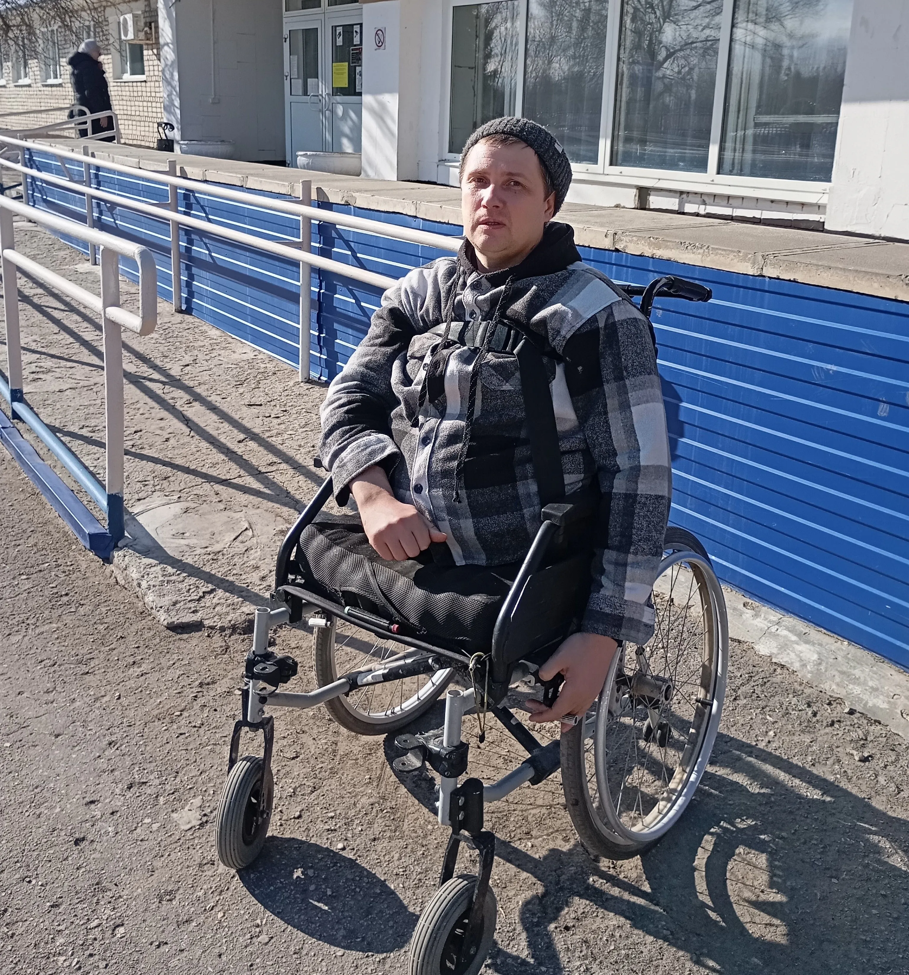 Александр 38 лет, инвалид 1 группы. Последствия аварии - перелом позвоночника и ампутация обеих ног. Нуждается в покупке одежды, продуктов питания и тренажера.