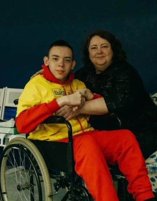 Василина воспитывает Георгия, инвалида 1 группы, и Дарину. Семья нуждается в диване, электроплите, ортопедическом матрасе, доске для ванной.