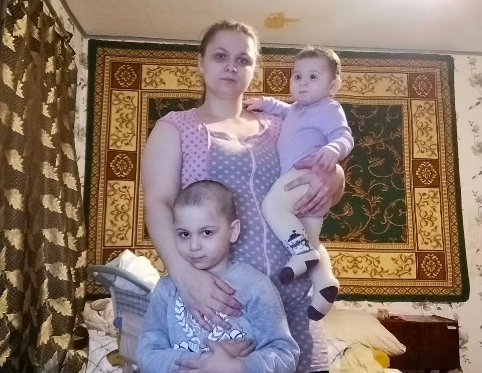 Одинокая мама Алина и её двое детей, Амир, 4 года, и Милана, 1,6 лет, нуждаются в одежде, обуви, стиральной машине.