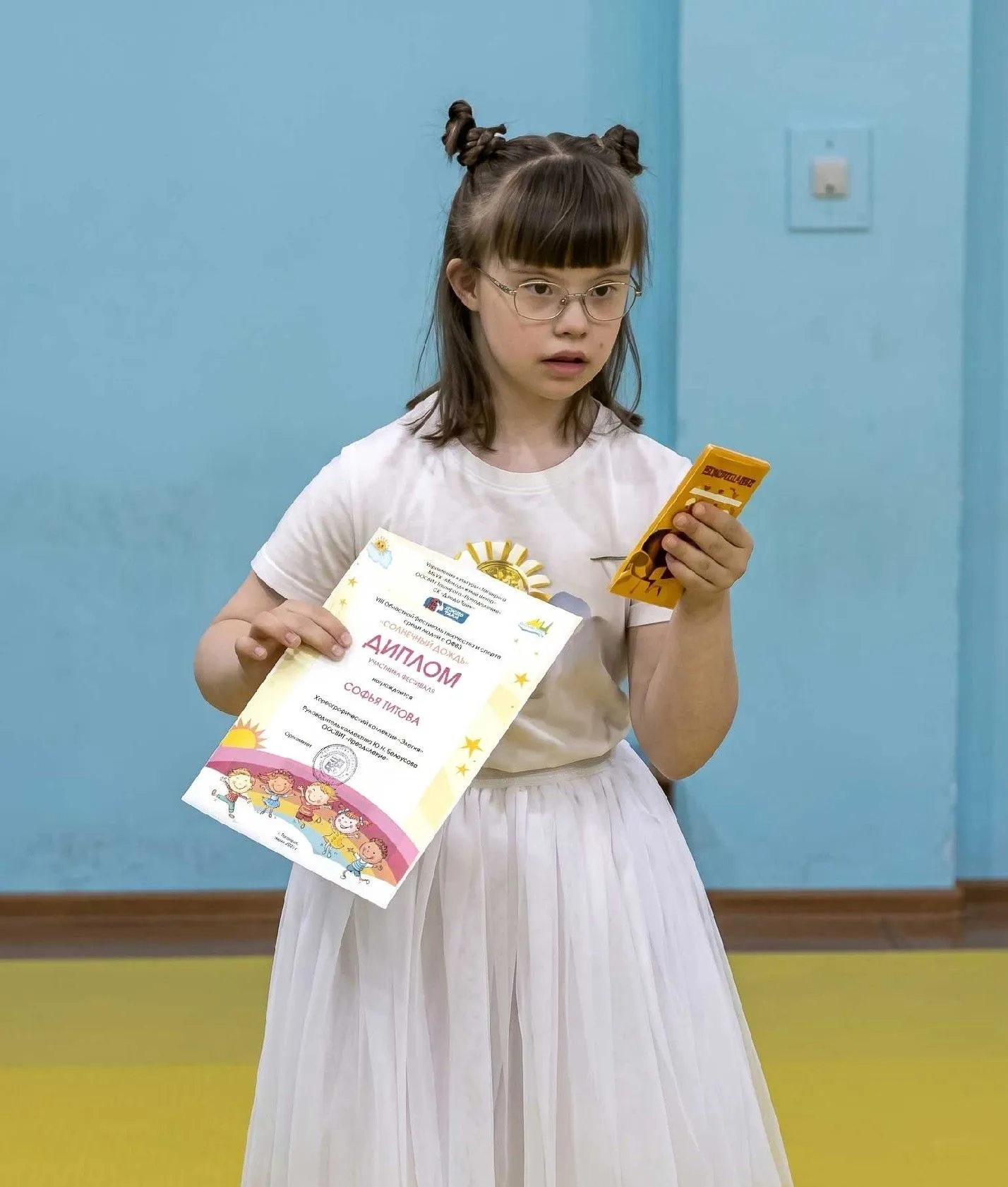 Семья Олеси и Алексея воспитывают сына Даниила и доченьку Софью с синдромом Дауна, нуждаются в помощи, необходима кровать для Софьи, письменный стол и планшет.