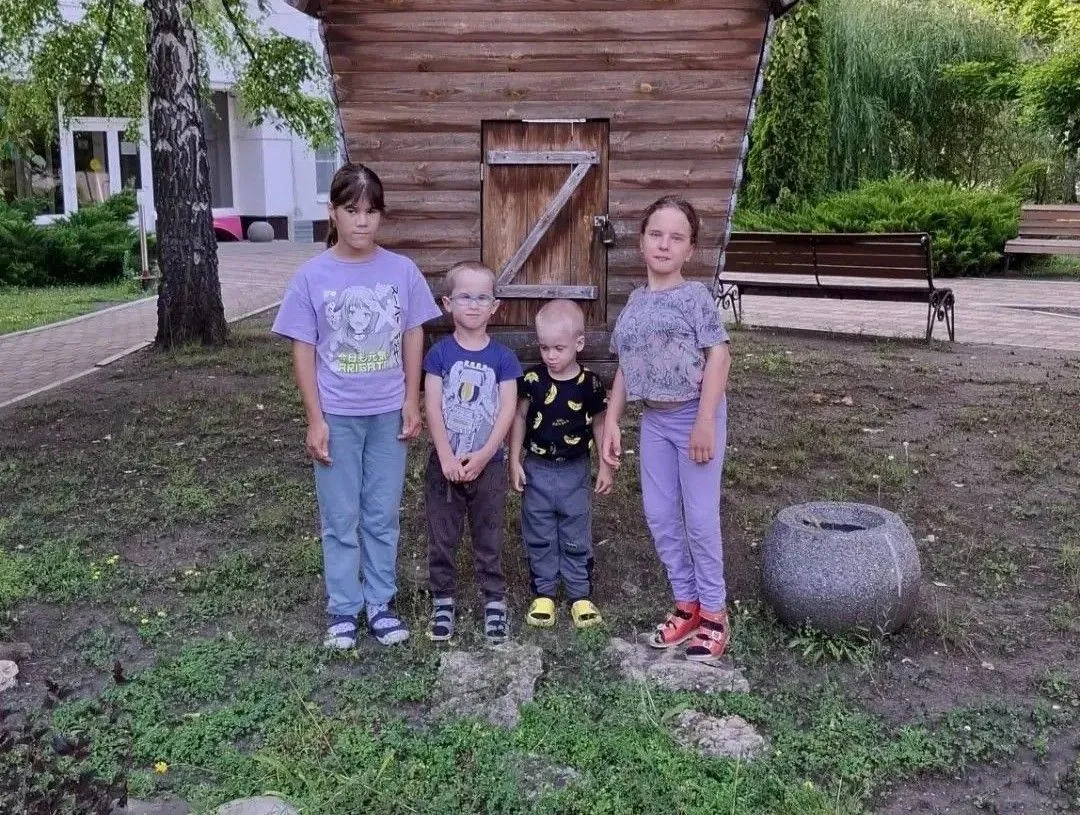 Татьяна одна растит троих приемных детей с инвалидностью. Необходима детская одежда и ноутбук для учебы.