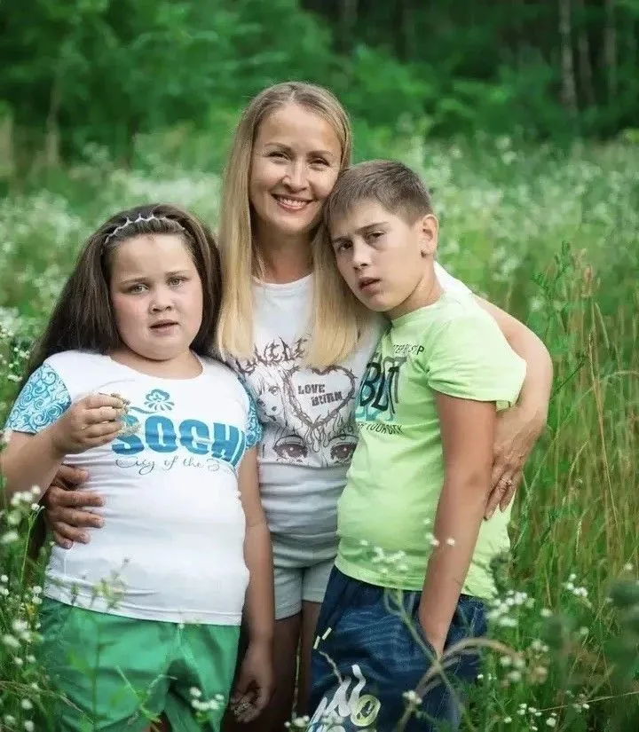 Семья, в которой растут двое детей с аутизмом — Растам, 12 лет, и Варвара, 9 лет, — нуждается в покупке специализированных стульев, планшета и шкафа.