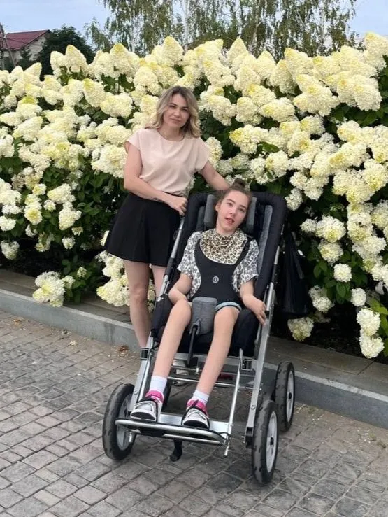 Александр и Татьяна, воспитывают 13-летнюю дочь Вику с ДЦП и эпилепсией, срочно нуждается в новой стиральной машинке.