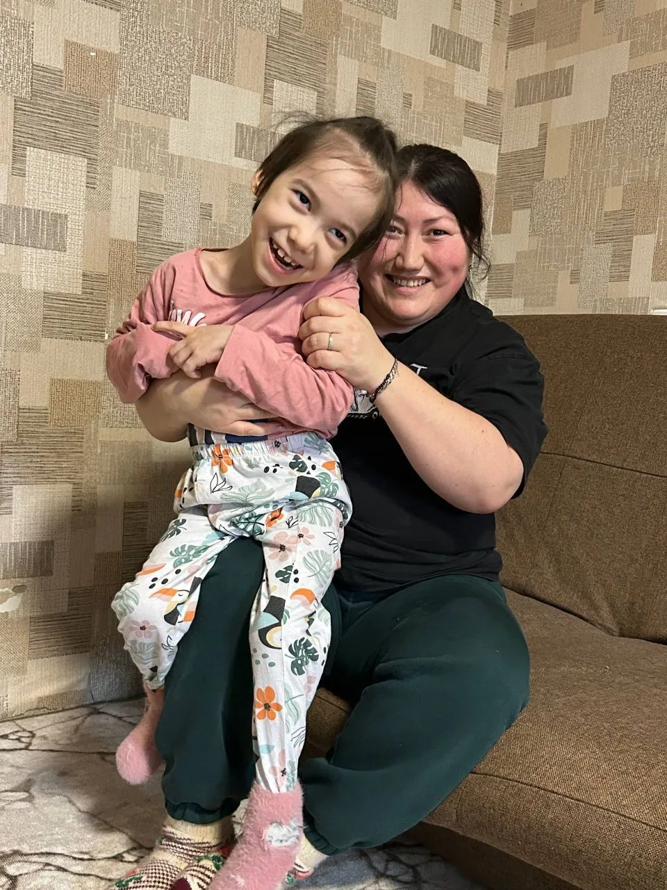 Зухра одна поднимает дочь Сафию, которая живёт с диагнозом ДЦП. Для комфортной жизни и развития девочки семье нужны газовая плита, МФУ и блендер.