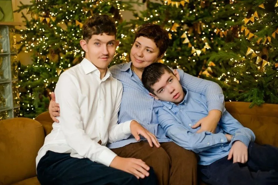 В семье Юлии — две непростые судьбы: у обоих ее сыновей инвалидность. Сейчас им необходима помощь в приобретении вещей для облегчения повседневных забот.