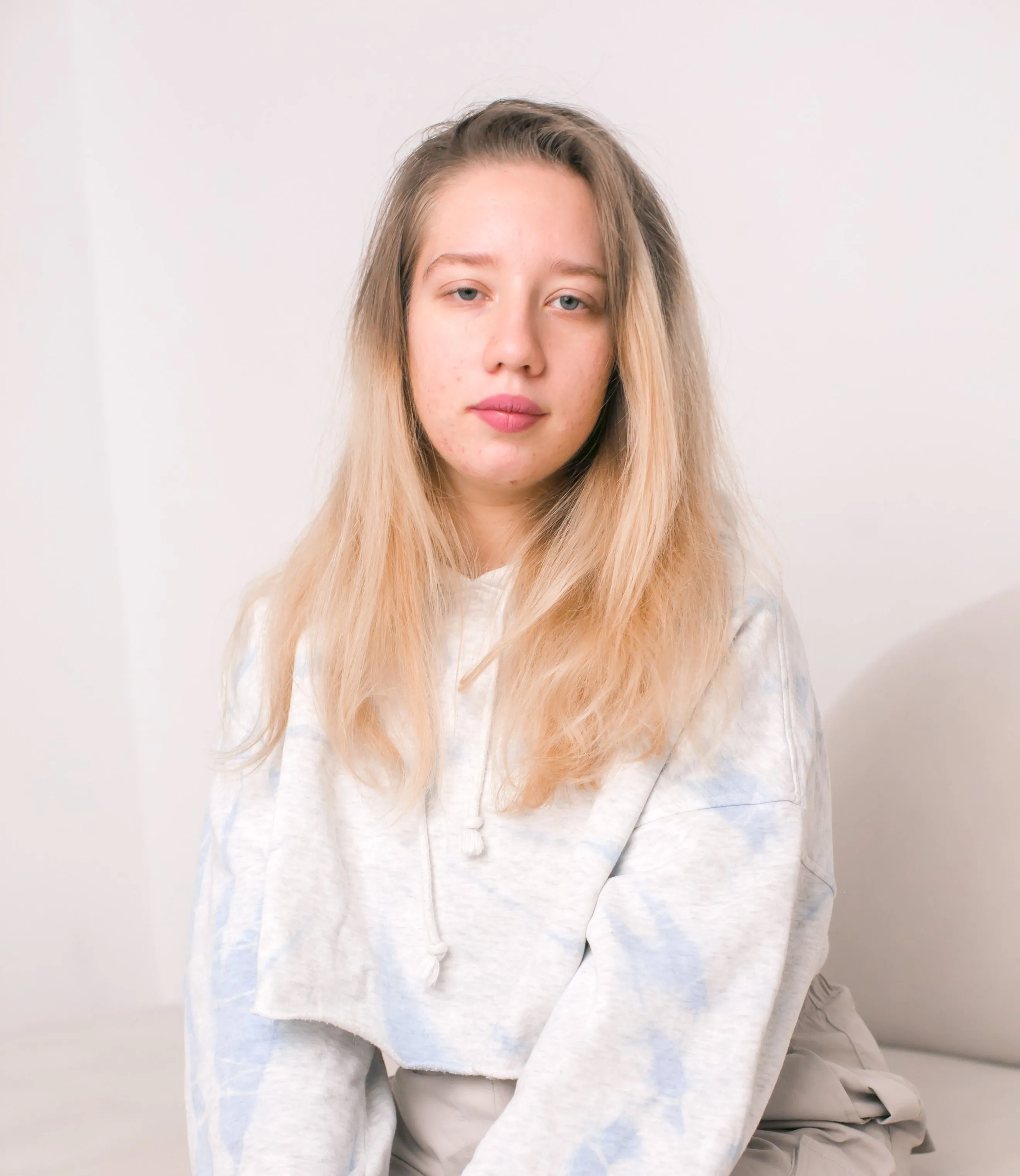 Лера инвалид 1 группы, диагноз ДЦП. Живет одна. В 2023г умерла мама.Профессионально занимается конным спортом. Ситуация у нее тяжелая.Необходим планшет и одежда