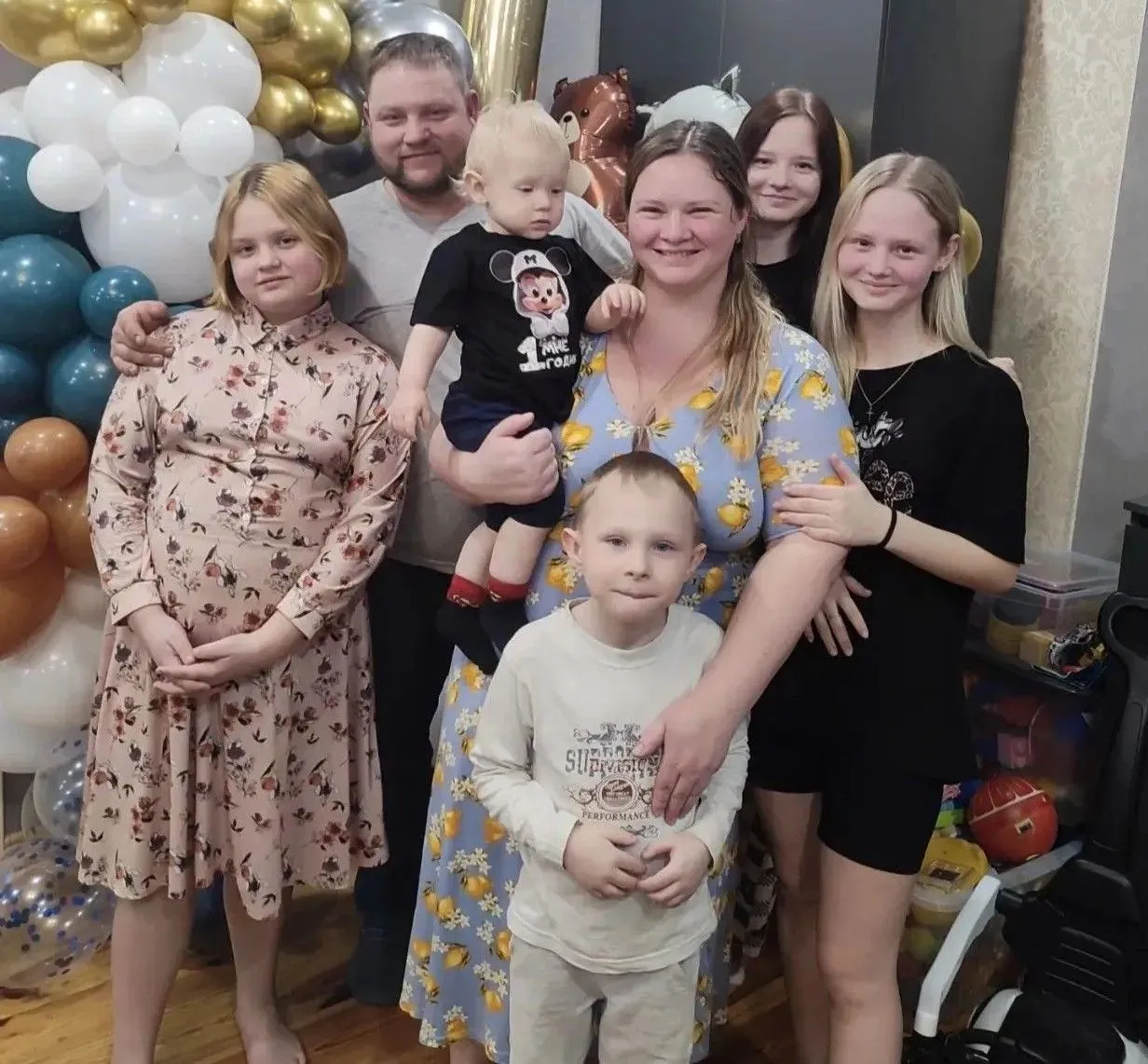 У Александра и Юлии 5 детей. В 2025 г. у них случился пожар. Сгорело почти всё. Вещи помогали собрать родственники. Семье нужна стиральная машинка, холодильник.