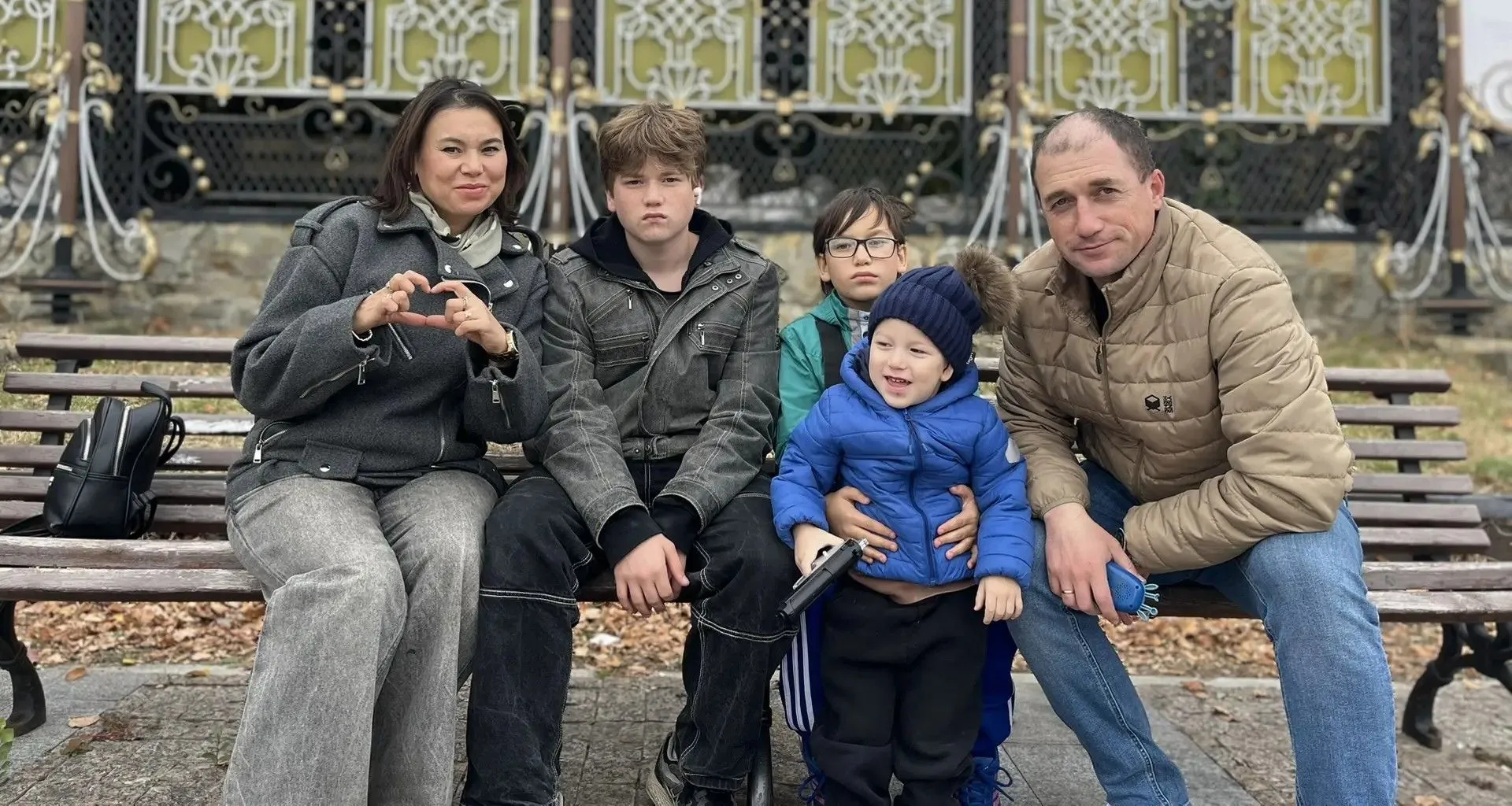 Аскольд и Ляйля - родители троих детей, из которых один ребенок с инвалидностью. Им требуется помощь в покупке принтера и одежды для Дениса.