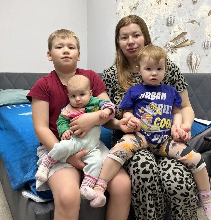  Раиса воспитывает троих детей:9-летнего Максима,1,5-годовалую Катю и 4-месячную Аню с пороком сердца. Для прогулок с девочками нужна коляска для двойни.