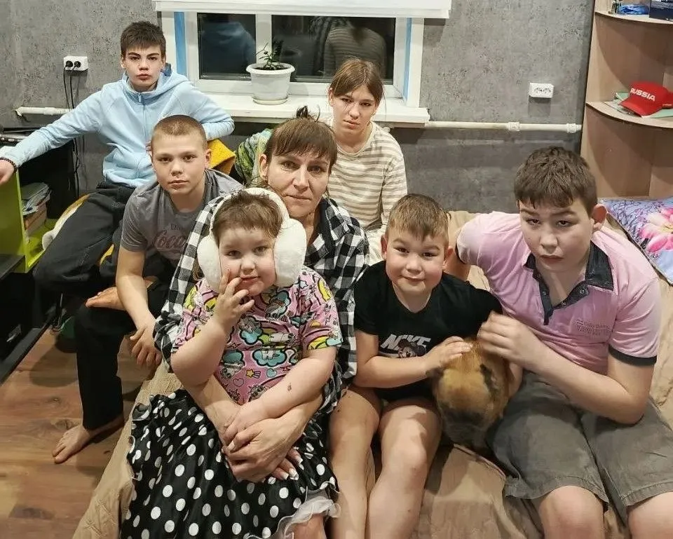 Елена -мама семерых детей, пожар уничтожил почти всё в доме. Нужна помощь: диван для сыновей и МФУ для учёбы.