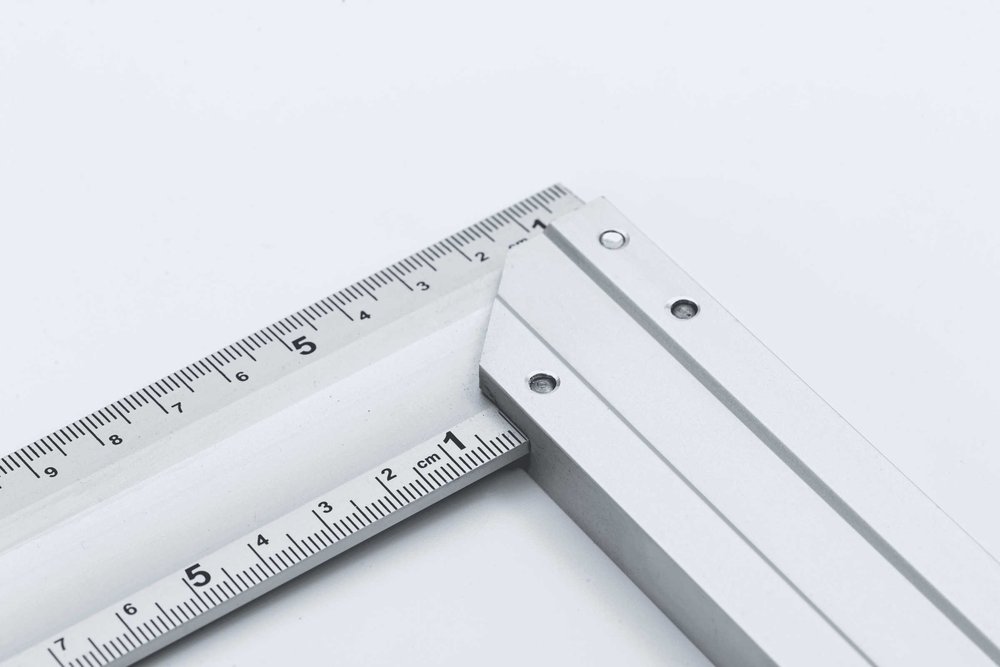 Строительный алюминиевый угольник ALUKOMTOOLS 300 мм 211513300A