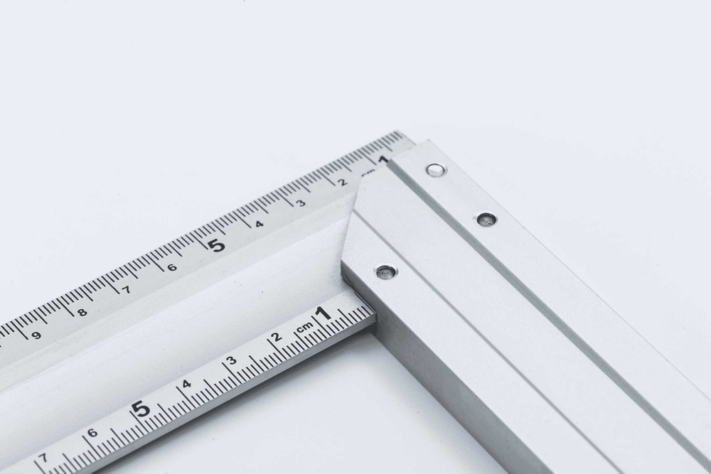 Строительный алюминиевый угольник ALUKOMTOOLS 350 мм 211513350A