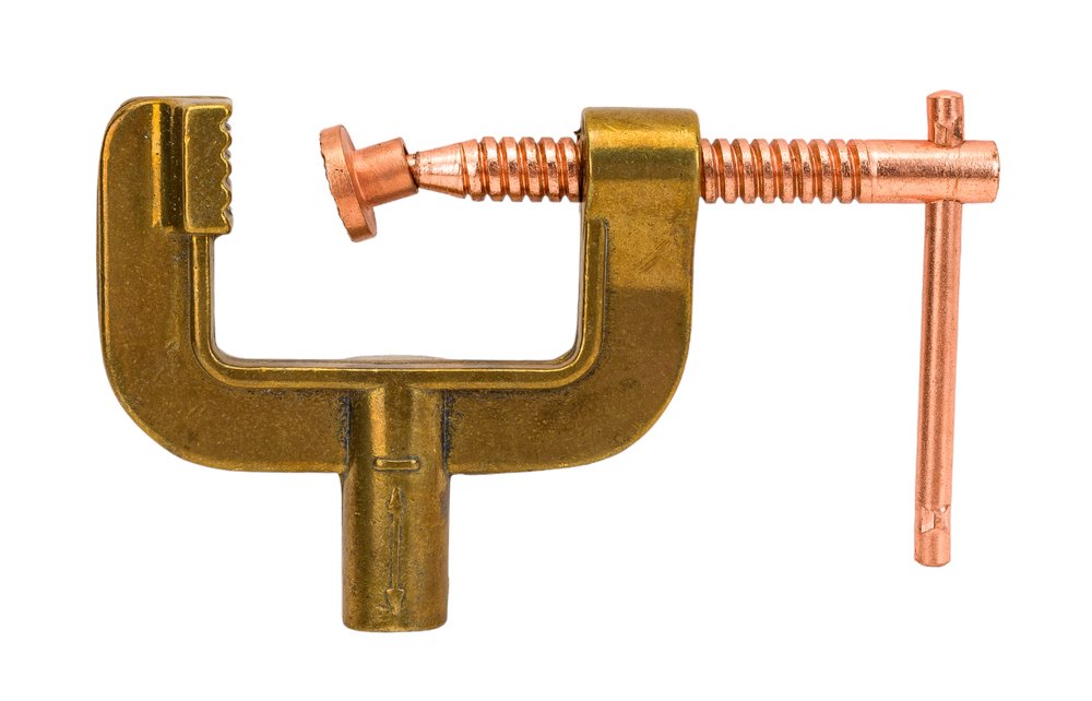 Зажим заземления C-образный (500 А, 70 кв.мм) Blue Weld 802536