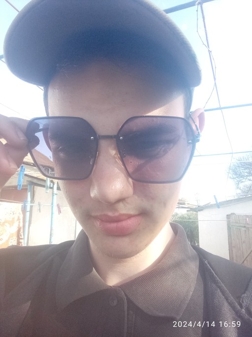 Максим, 19