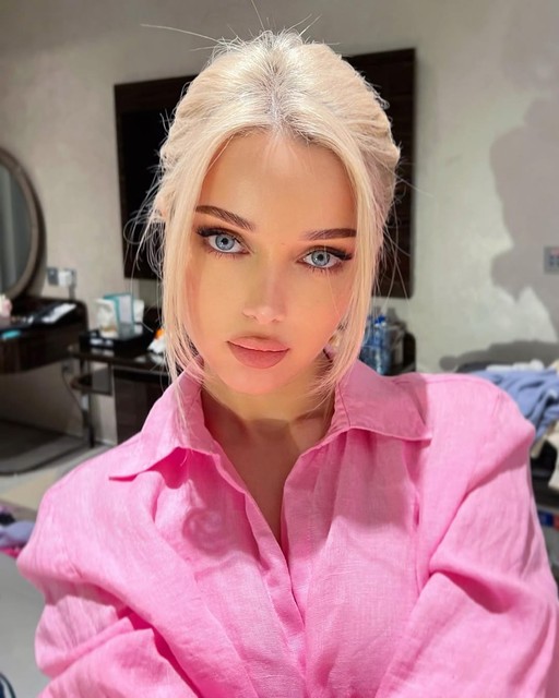 Ana, 27