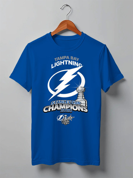 Заказать мужскую футболку в Москве. Футболка классическая Tampa Bay Lightning Stanley Cup Champions 2020 от KutvinoV.com  - готовые дизайны и нанесение принтов.