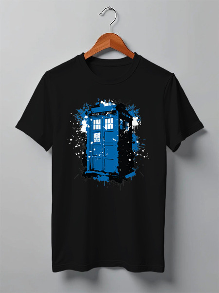 Заказать мужскую футболку в Москве. Футболка классическая Tardis Ink от skynatural - готовые дизайны и нанесение принтов.
