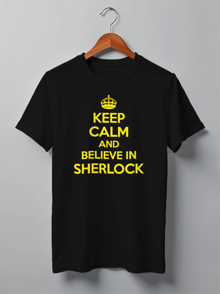 Заказать мужскую футболку в Москве. Футболка классическая Keep calm and believe in sherlock holmes от Celluloid - готовые дизайны и нанесение принтов.