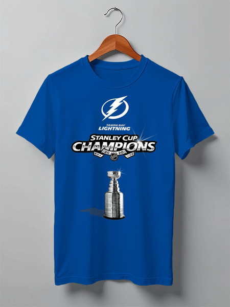 Заказать мужскую футболку в Москве. Футболка классическая Tampa Bay Lightning Stanley Cup Champions 2020 от KutvinoV.com  - готовые дизайны и нанесение принтов.