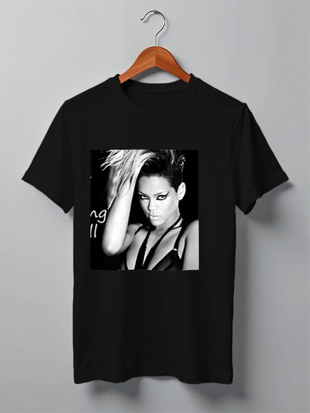 Заказать мужскую футболку в Москве. Футболка классическая Rihanna b&w от solariren - готовые дизайны и нанесение принтов.