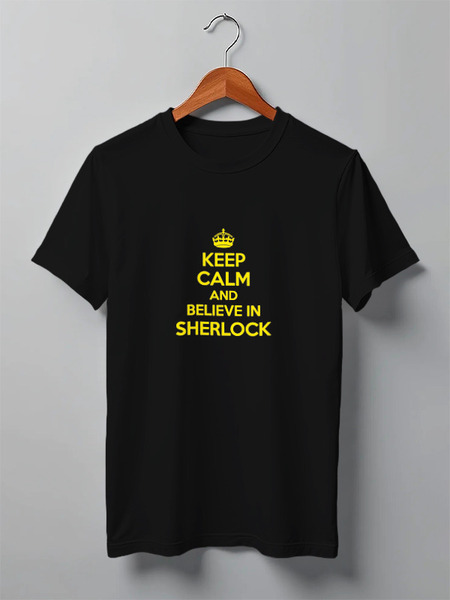 Заказать мужскую футболку в Москве. Футболка классическая Keep calm and believe in sherlock holmes от Celluloid - готовые дизайны и нанесение принтов.