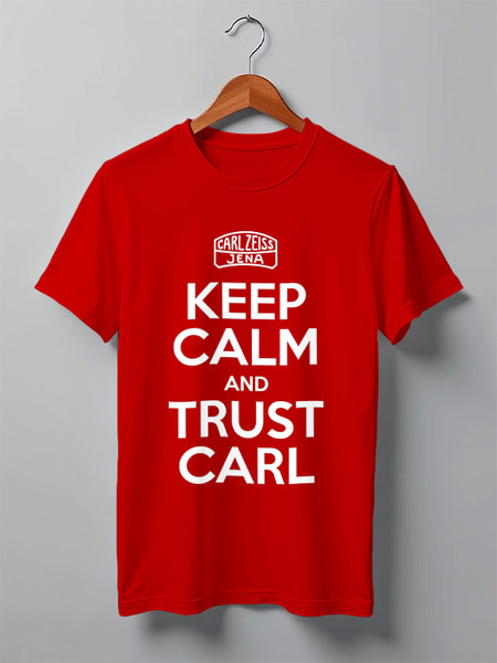Заказать мужскую футболку в Москве. Футболка классическая Keep Calm Carl red от markscheider - готовые дизайны и нанесение принтов.