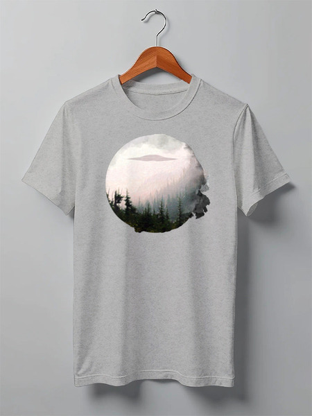 Заказать мужскую футболку в Москве. Футболка классическая UFO in the Forest от oneredfoxstore@gmail.com - готовые дизайны и нанесение принтов.