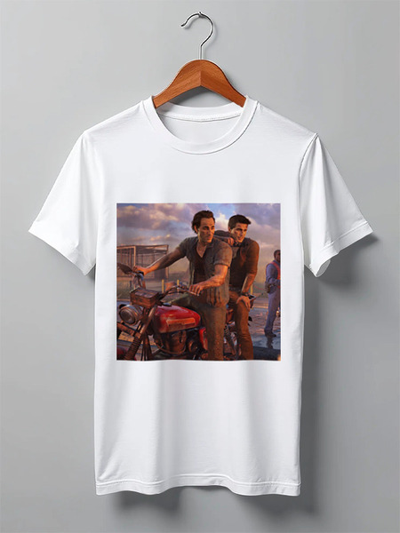Заказать мужскую футболку в Москве. Футболка классическая Uncharted от GeekFox  - готовые дизайны и нанесение принтов.