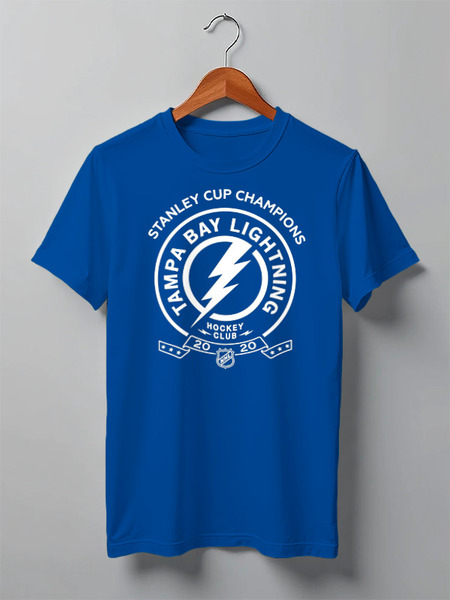 Заказать мужскую футболку в Москве. Футболка классическая Tampa Bay Lightning Stanley Cup Champions 2020 от KutvinoV.com  - готовые дизайны и нанесение принтов.