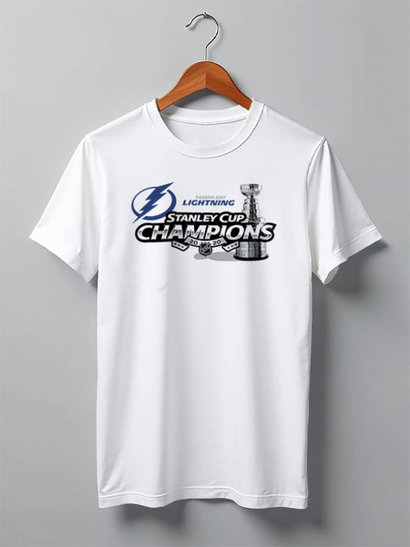 Заказать мужскую футболку в Москве. Футболка классическая Tampa Bay Lightning Stanley Cup Champions 2020 от KutvinoV.com  - готовые дизайны и нанесение принтов.