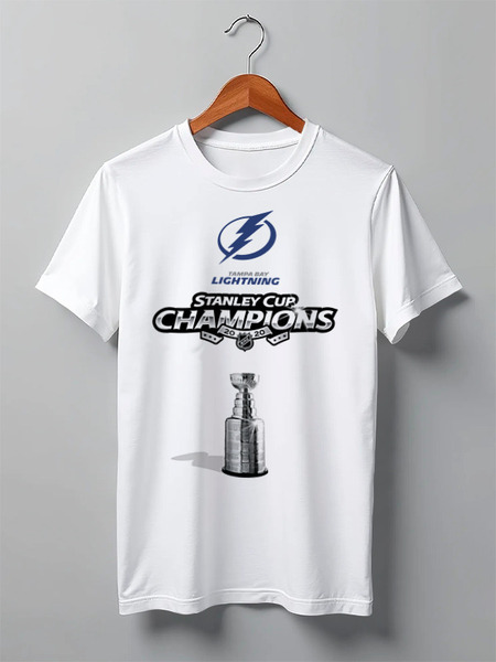 Заказать мужскую футболку в Москве. Футболка классическая Tampa Bay Lightning Stanley Cup Champions 2020 от KutvinoV.com  - готовые дизайны и нанесение принтов.