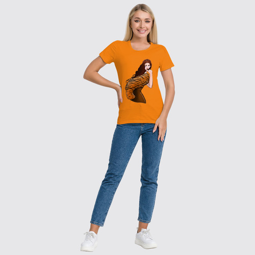 Заказать женскую футболку в Москве. Футболка классическая Девушка с тигровым манто  от fiery4aries@gmail.com - готовые дизайны и нанесение принтов.