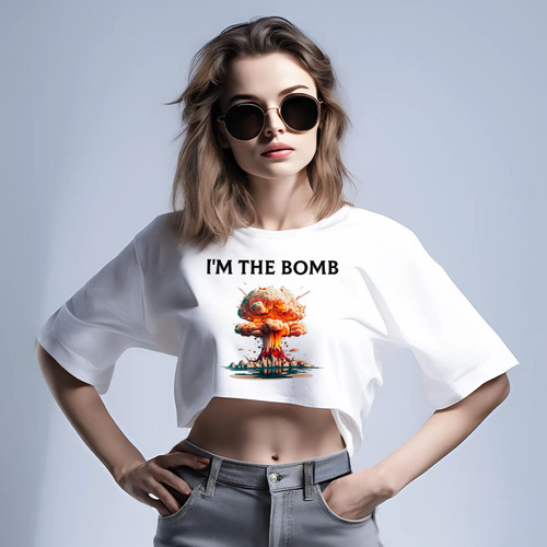 Заказать женскую футболку в Москве. Кроп футболка I'm the bomb от Александр Серебренников - готовые дизайны и нанесение принтов.