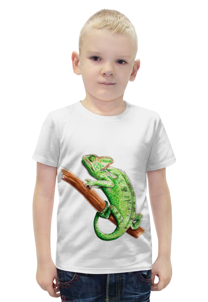 Заказать детскую футболку в Москве. Футболка с полной запечаткой для мальчиков Зеленый хамелеон на ветке от tigerda  - готовые дизайны и нанесение принтов.