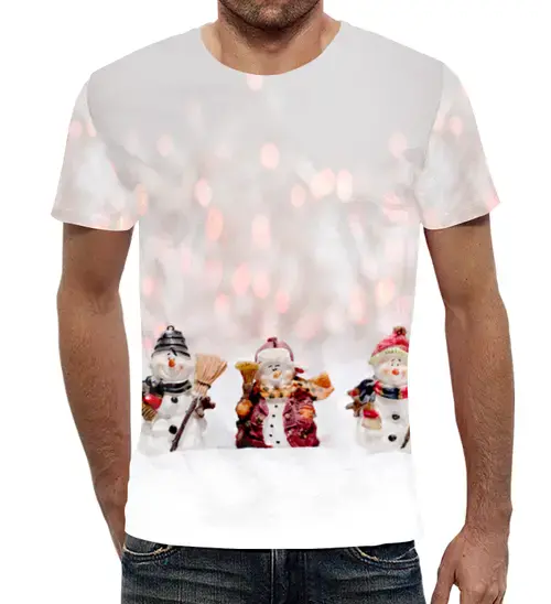 Заказать мужскую футболку в Москве. Футболка с полной запечаткой (мужская) Три Снеговика от Оксана Музыка - готовые дизайны и нанесение принтов.
