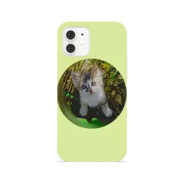 Заказать чехол для iPhone 12/12 Pro/12 Mini в Москве. Чехол для iPhone 12, объёмная печать Маленький котенок среди травы, на природе от Margarita Lyr  - готовые дизайны и нанесение принтов.