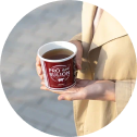 Чашка горячего ароматного бульона — это отличная здоровая альтернатива кофе