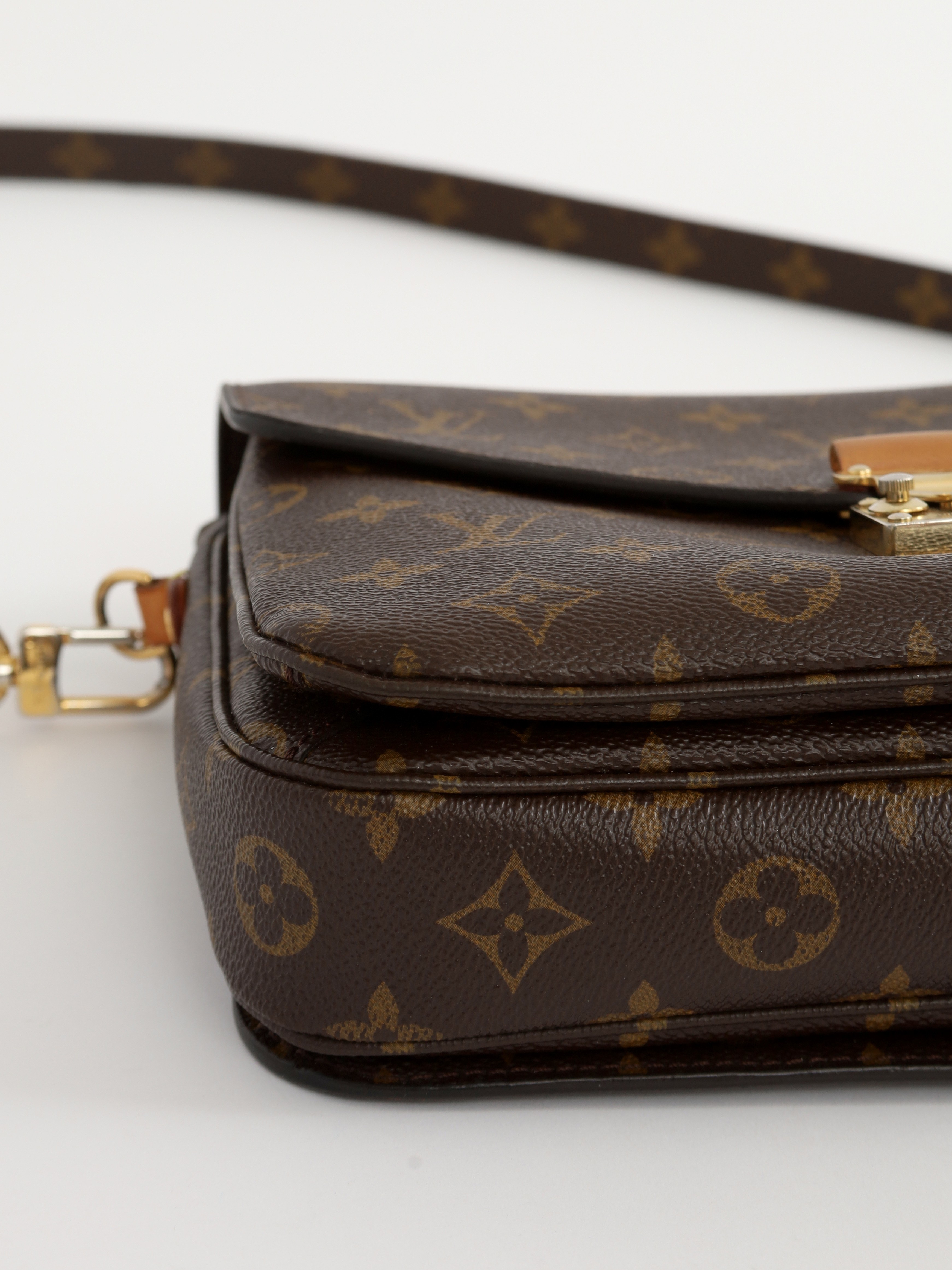 Louis Vuitton Pochette Metis 4